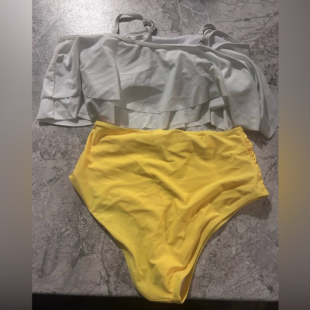 Chic Ruffle Bikini Set - Picture 2 of 5